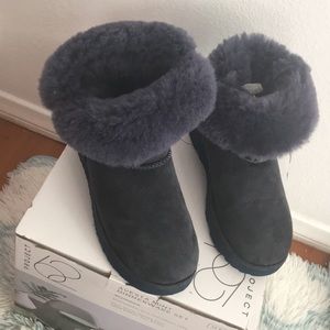 Brand new never worn Uggs boots size 7 woman’s